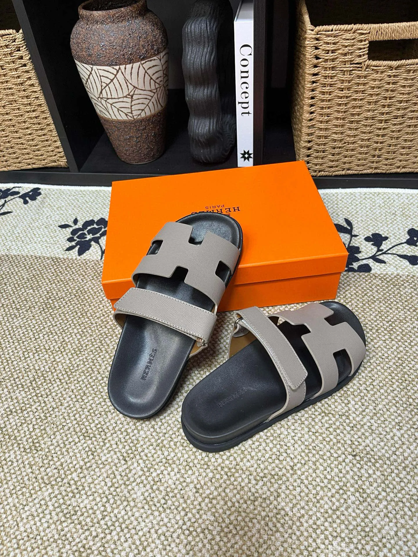 P300 Long-term stock Hermes men’s Kazimir slippers for couples - top quality woven calfskin functional sandals with intertwined uppers inspired by the “H” iconic pattern to create a casual look, perfect for summer. Imported cowhide + cowhide lining + TUP outsole Size: 35-46